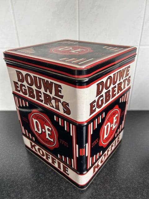 2 Douwe Egberts voorraadblikken.