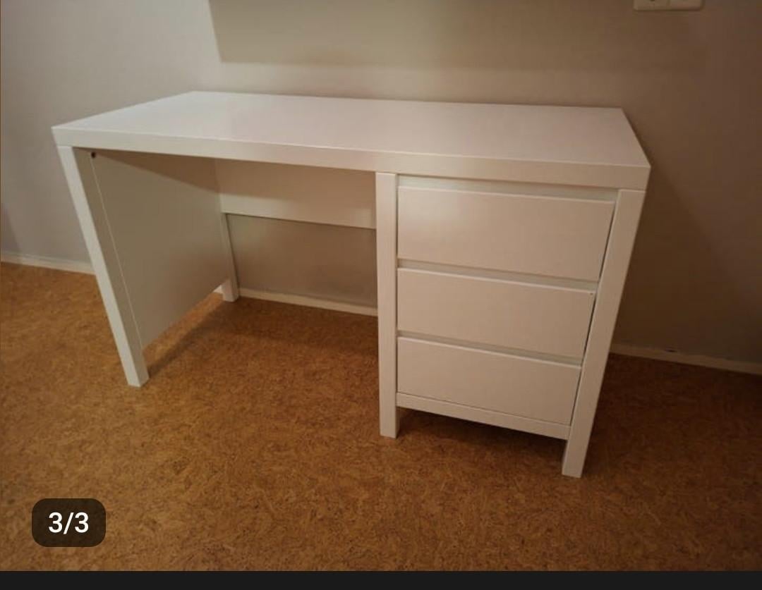Wit bureau met 3 lades en nachtkastje met 1 lade