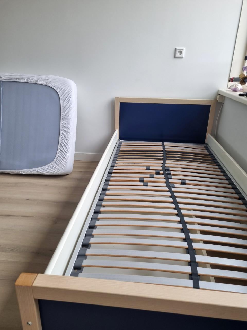 Mooi eenpersoonsbed Troy met opberglades en lattenbodem