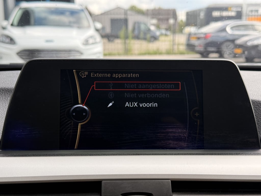 BMW 3-serie 320i high executive | navi | leder | 260pk | elect trekhaak |