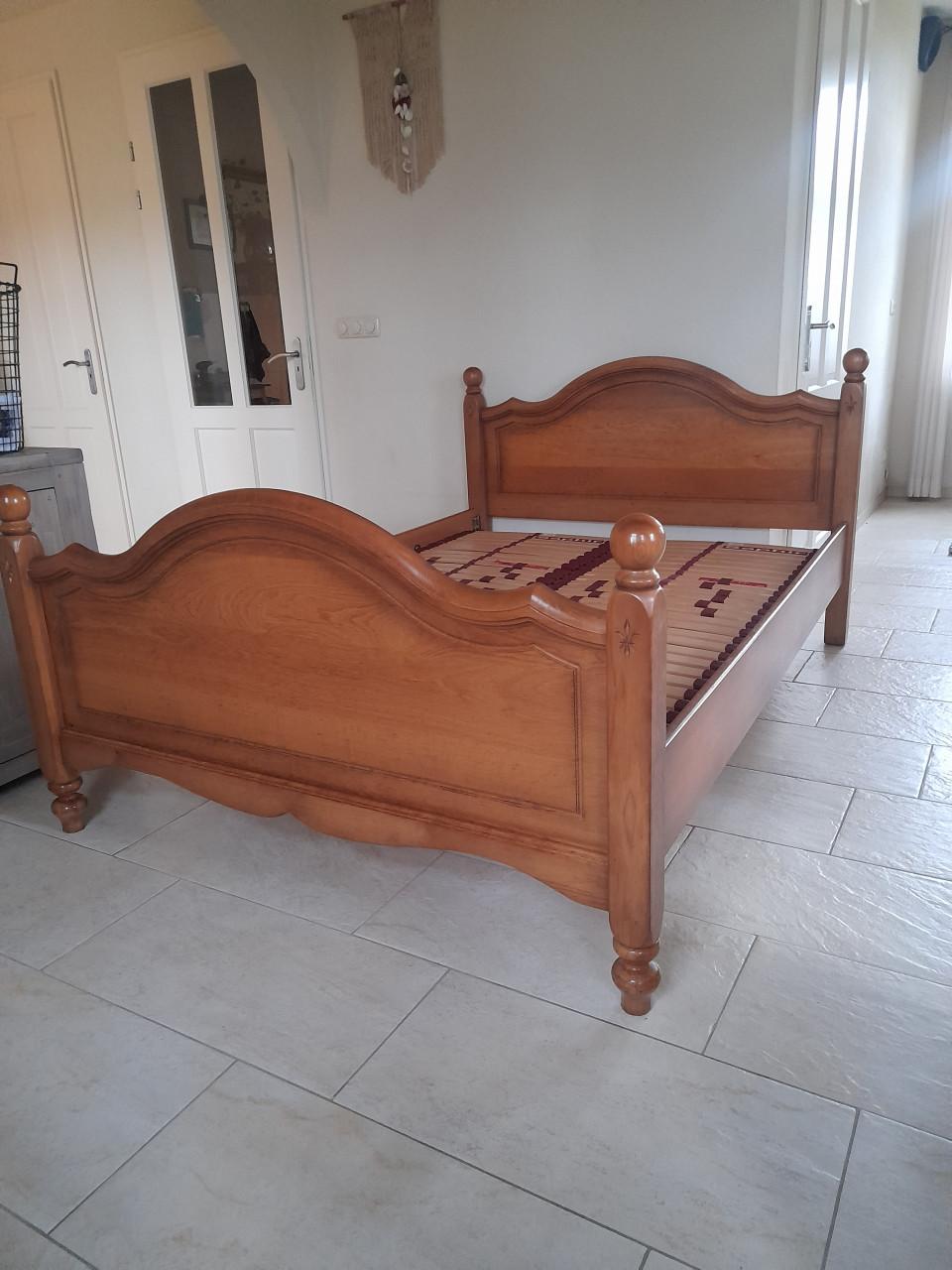 140 x 200 Massief houten bed ( in goede staat )