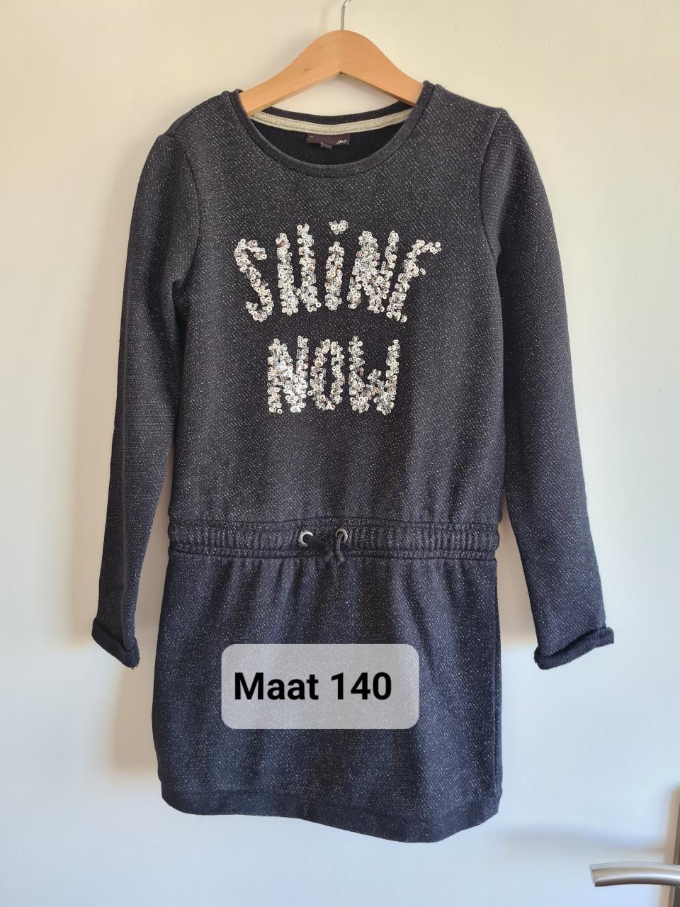 Donkergrijs jurkje met glitters en pailletten van JBC  Maat 140