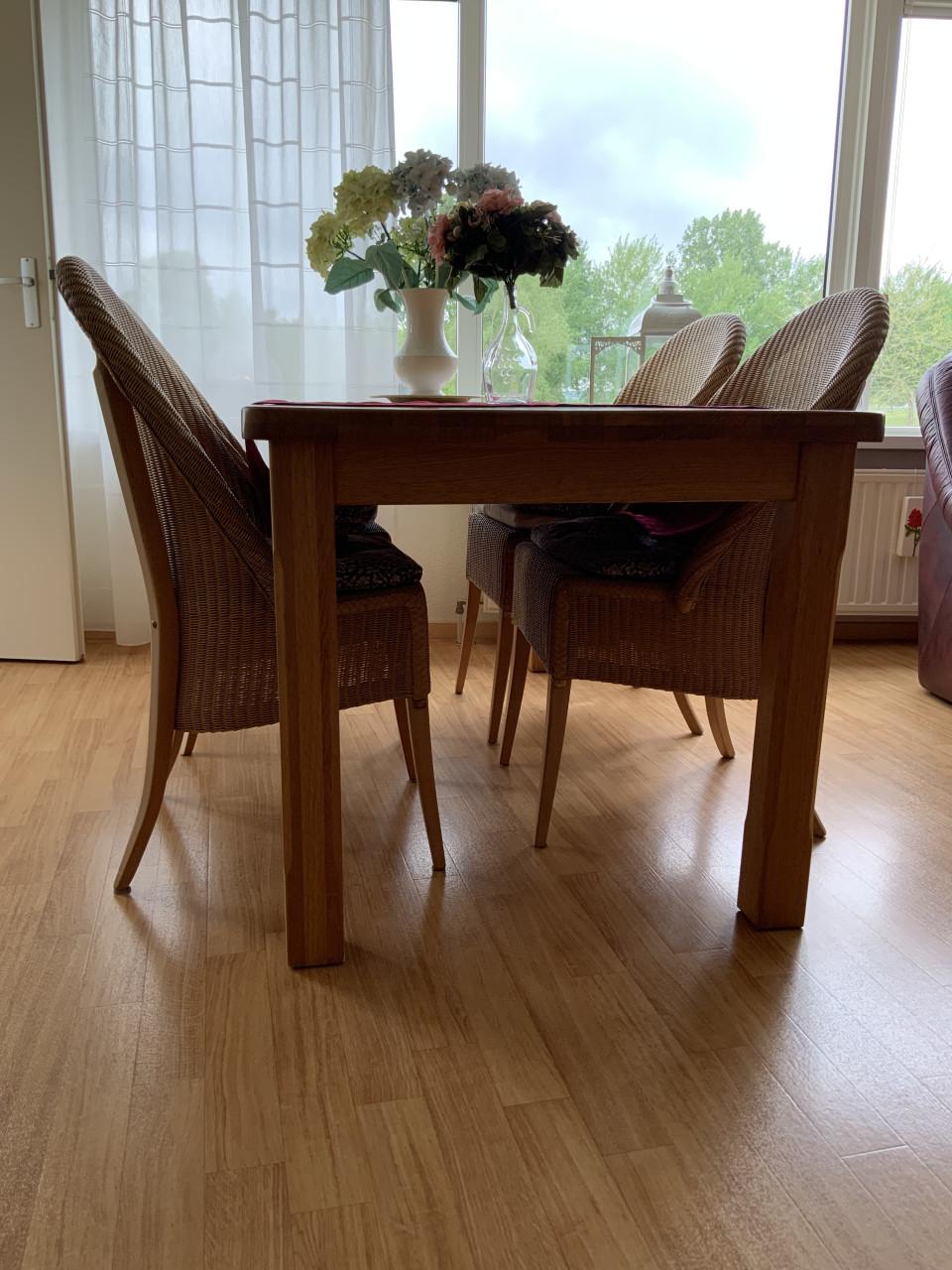 Tafel met 4 stoelen