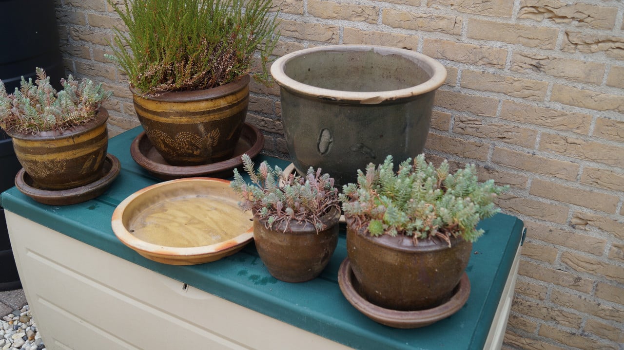 Hard gebakken potten en schalen.