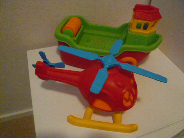 NIEUWE !! BOOT MET HELICOPTER EN ZANDBAK SPULLETJES