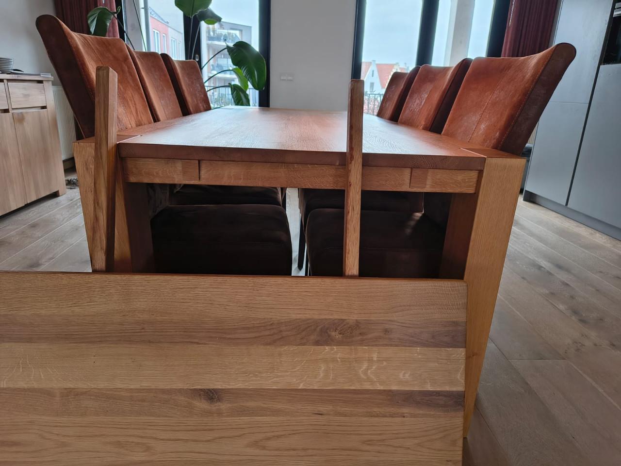 Mooie massieve tafel inclusief stoelen en lamp