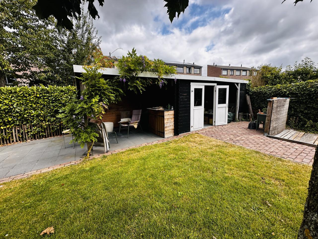 Tuinhuis met overkapping