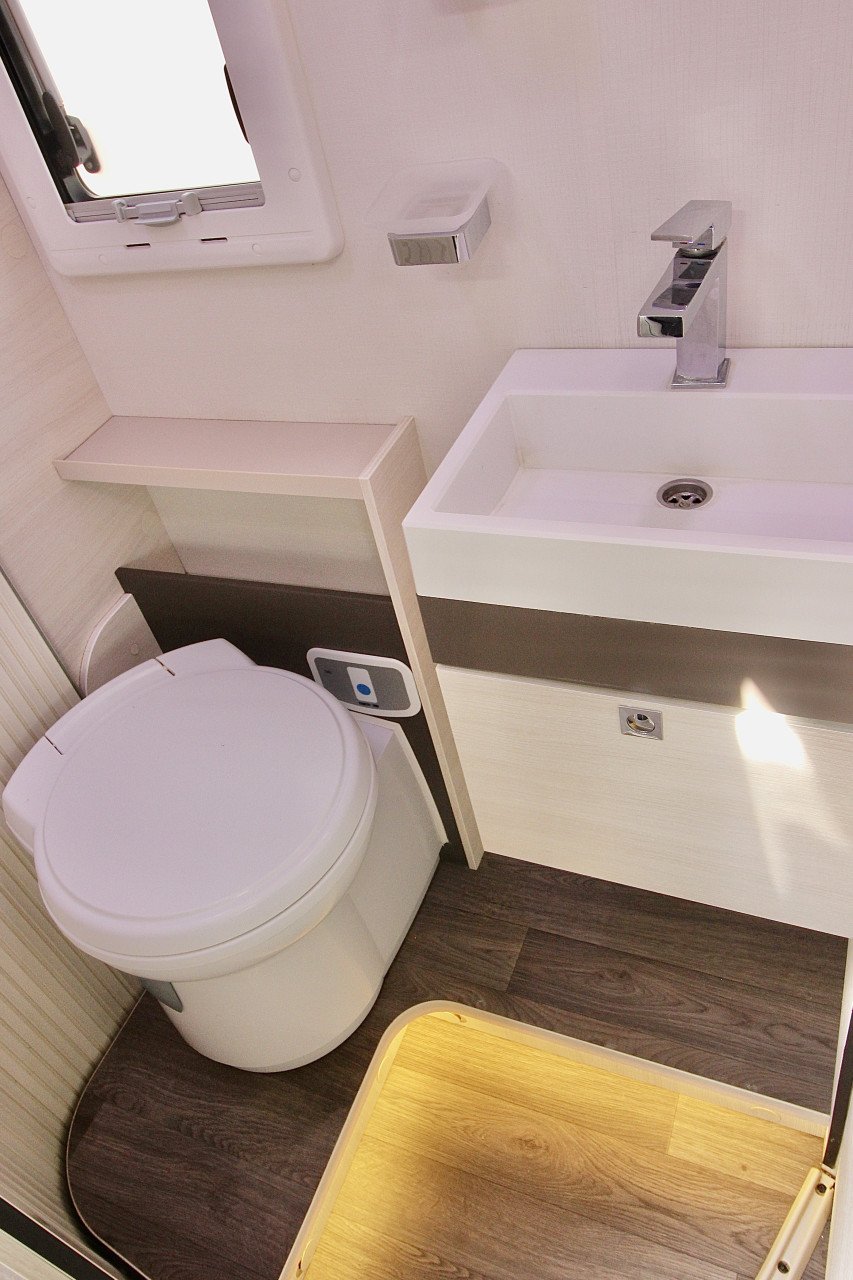 Chausson Welcome 727GA (Lengtebedden+ Electr. hefbed, Als Nieuw!!)