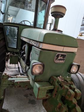 John Deere tractor 2140