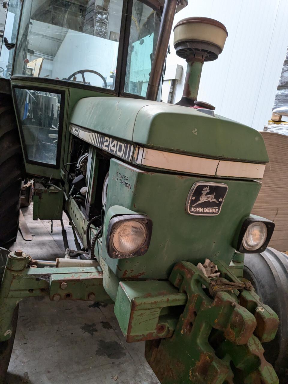 John Deere tractor 2140