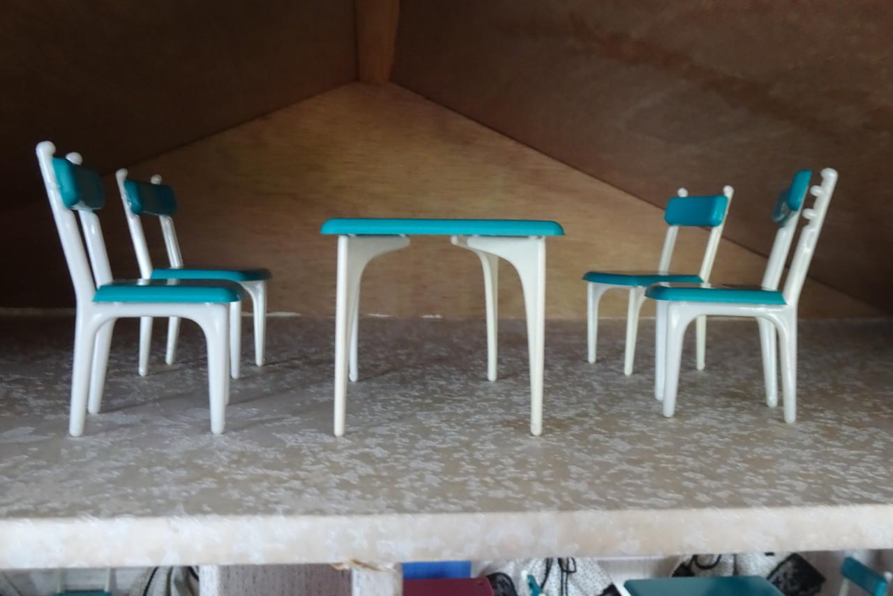 Poppenhuis met inrichting
