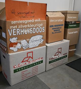 Kaarsen, kandelaars, serviesgoed, karaffen en glaswerk