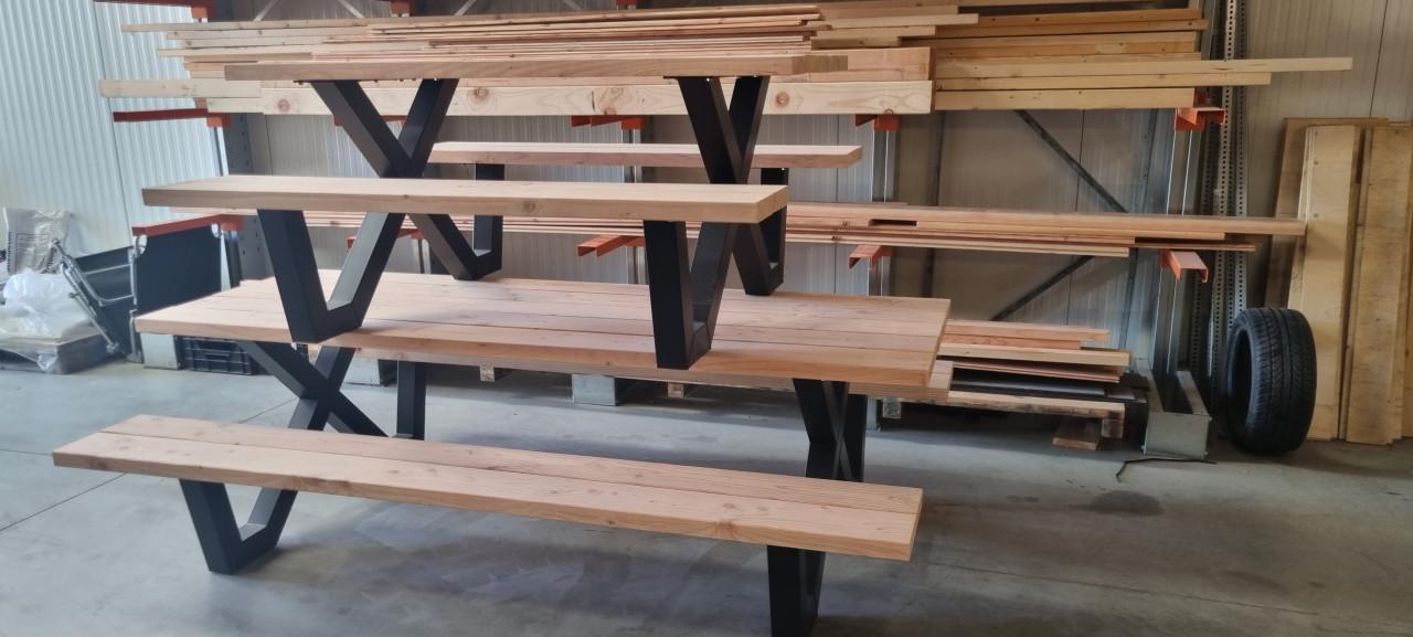 Picknickbanken met stalen X-frame onderstel