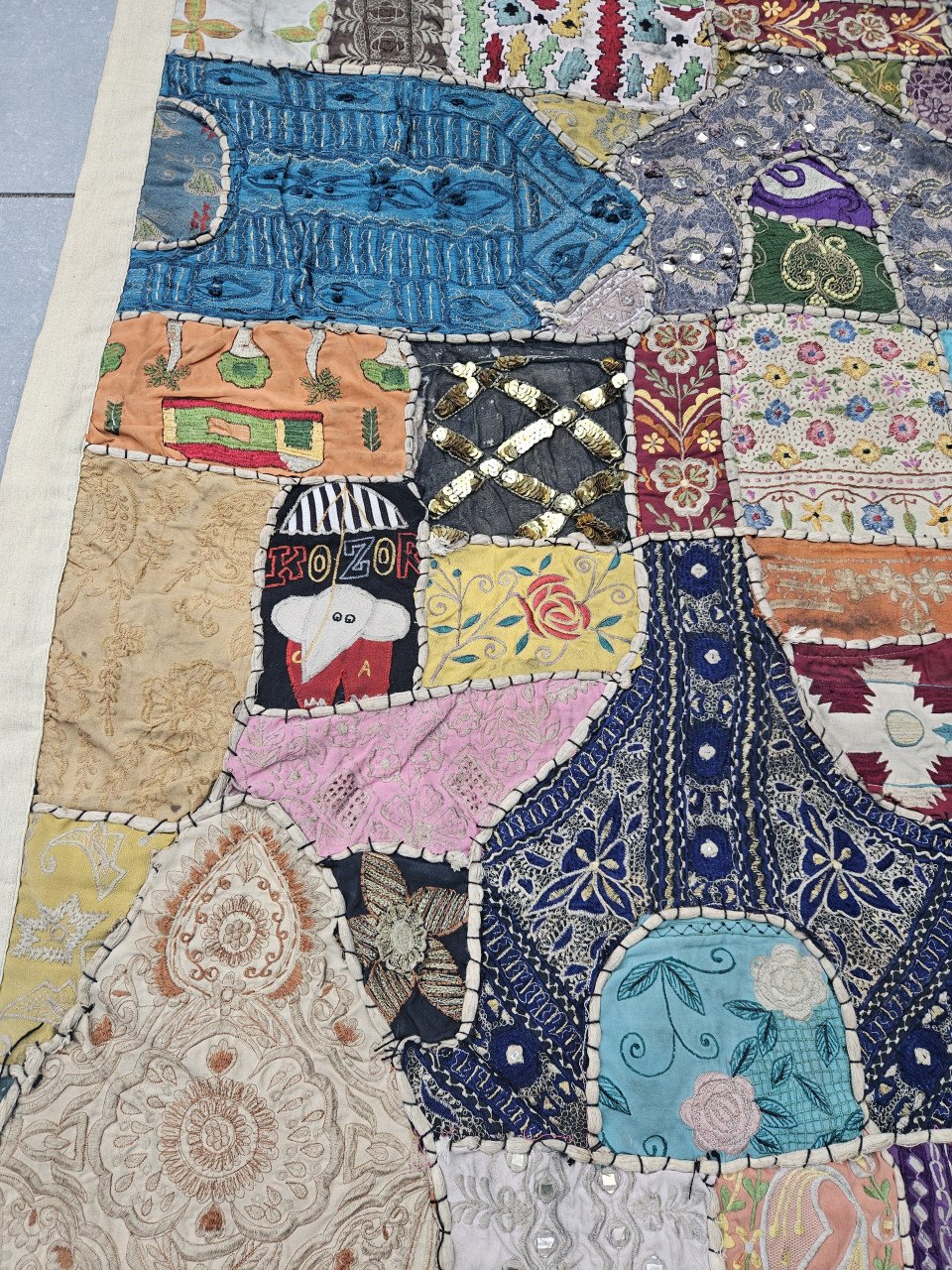 Prachtige heel grote wandtapijt/ patchwork doek jaren 70 India, handgemaakt