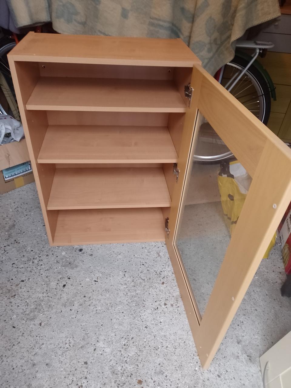 Gratis Houten (keuken)vitrinekastje compleet met hangbeugels