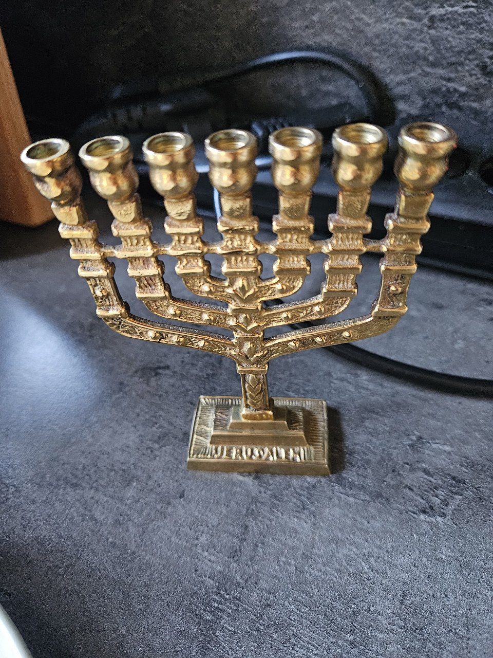 Prachtige vintage joodse menorah kandelaar voor 7 kaarsen..