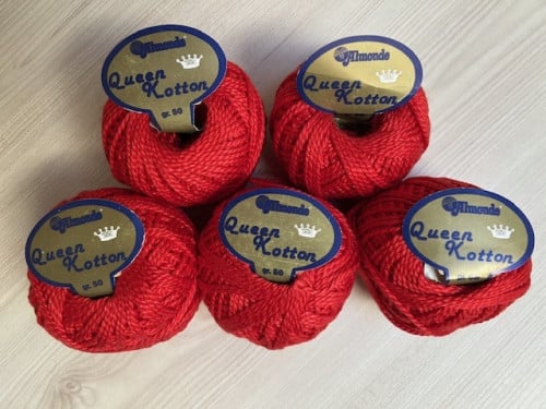 Aangeboden:  5 bolletjes katoen. Nieuw.  zie foto voor meer info.  prijs: 5