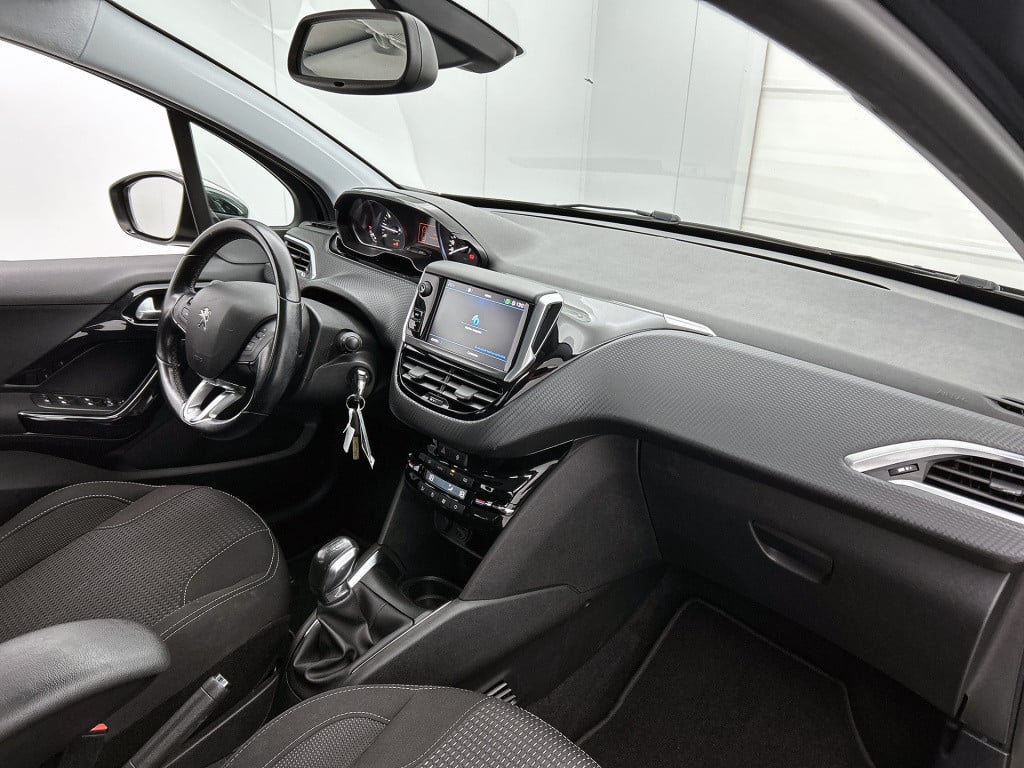 Peugeot 208 82pk blue lease executive | rijklaar | navigatie | climate cont