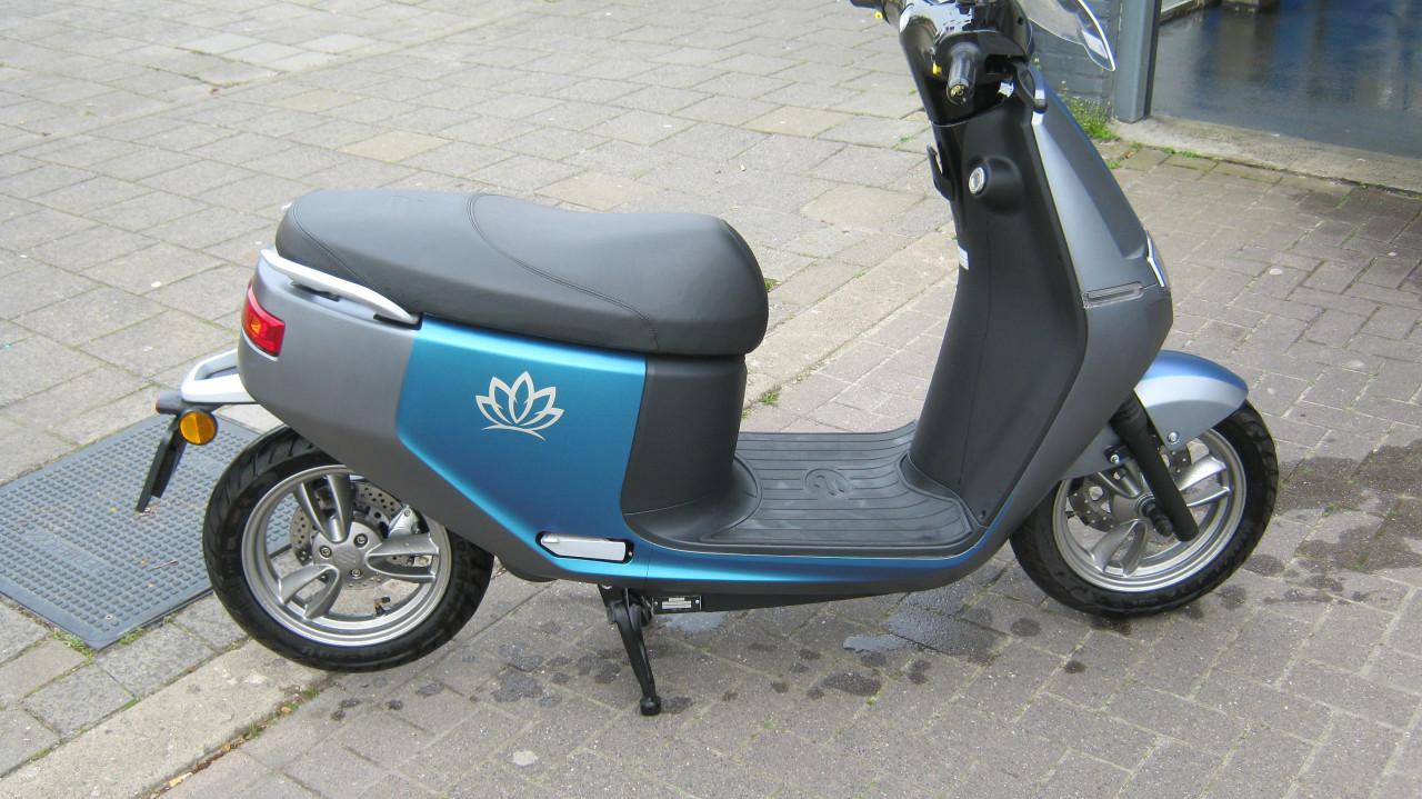 TE KOOP ECOOTER  E2 UIT 2022   MET 2240 KM OP DE TELLER  950 EURO