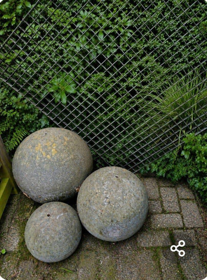 Waterornament met 3 stenen bollen
