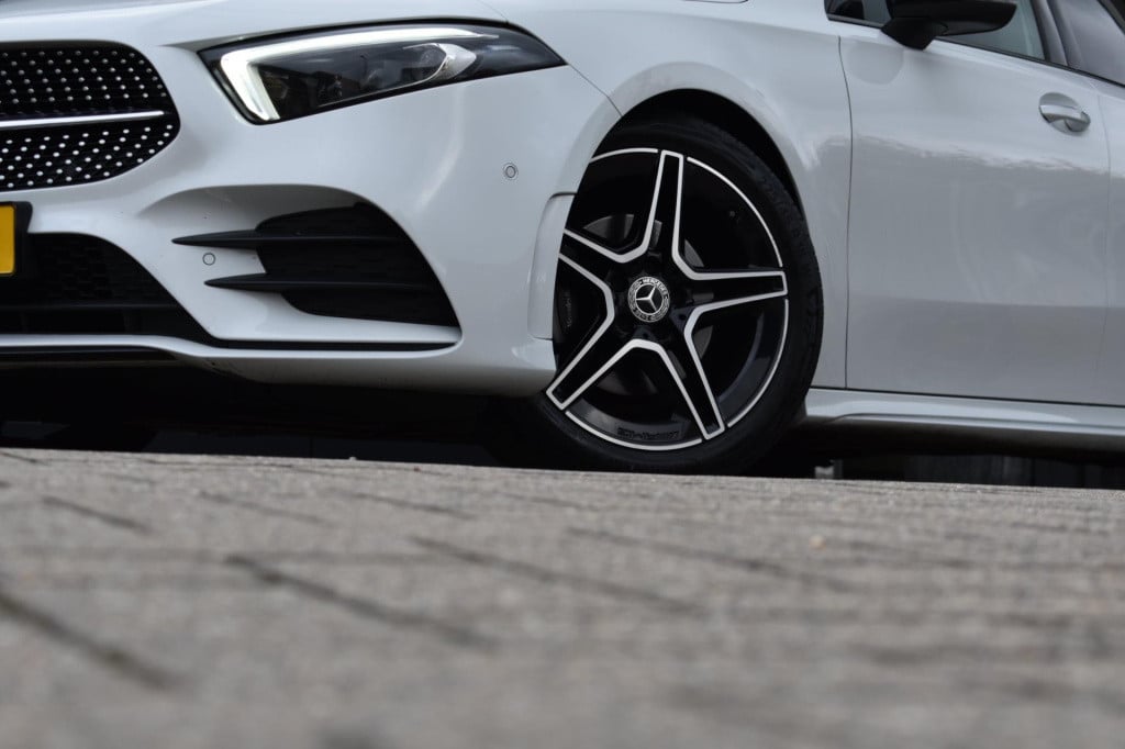 Mercedes-Benz A-Klasse 180 amg night | sfeerverlichting | panoramadak | app