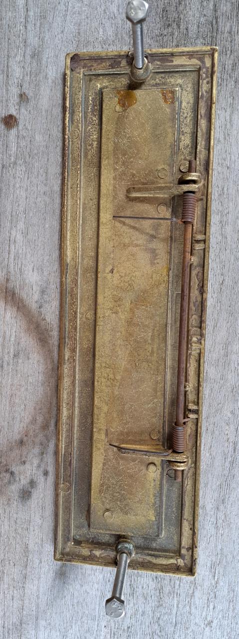 Oude messing deurknop en brievenbus