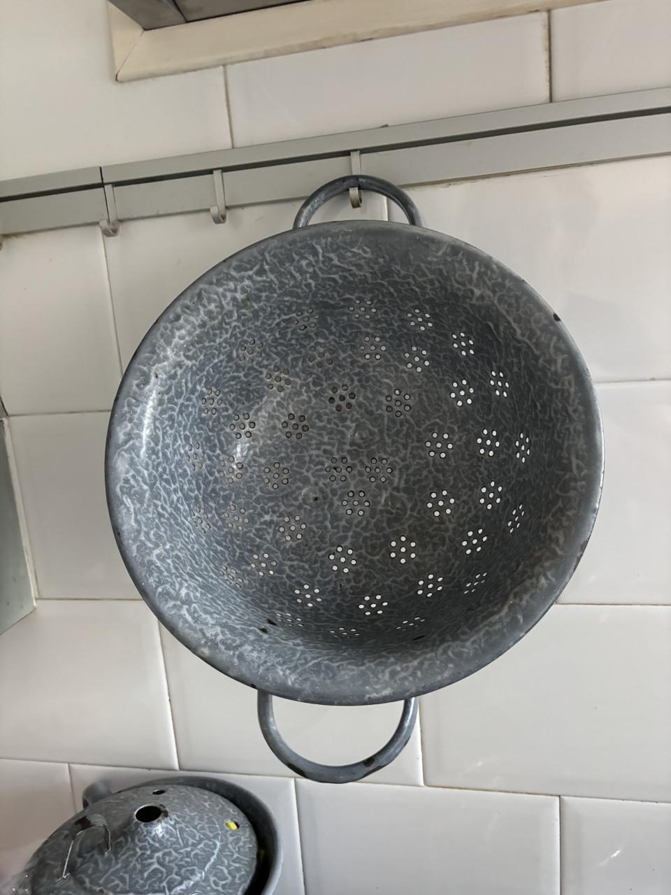 Grijze gewolkte pannen