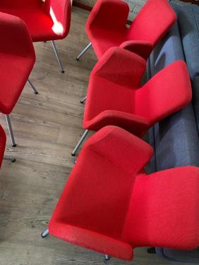 Stevige stoel, lekkere zit 6x moderne stoelen in rode bouclé