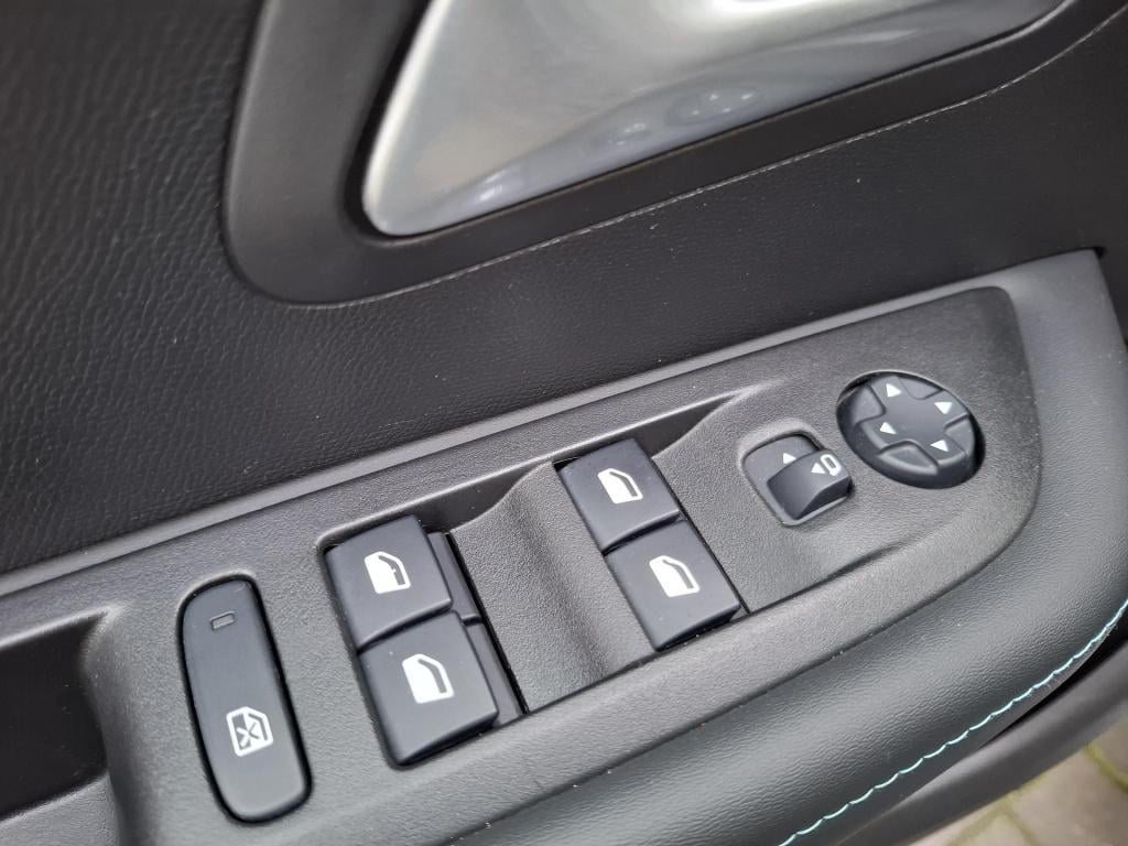 Peugeot 208 1.2 100 allure pano/clima/nav/cam