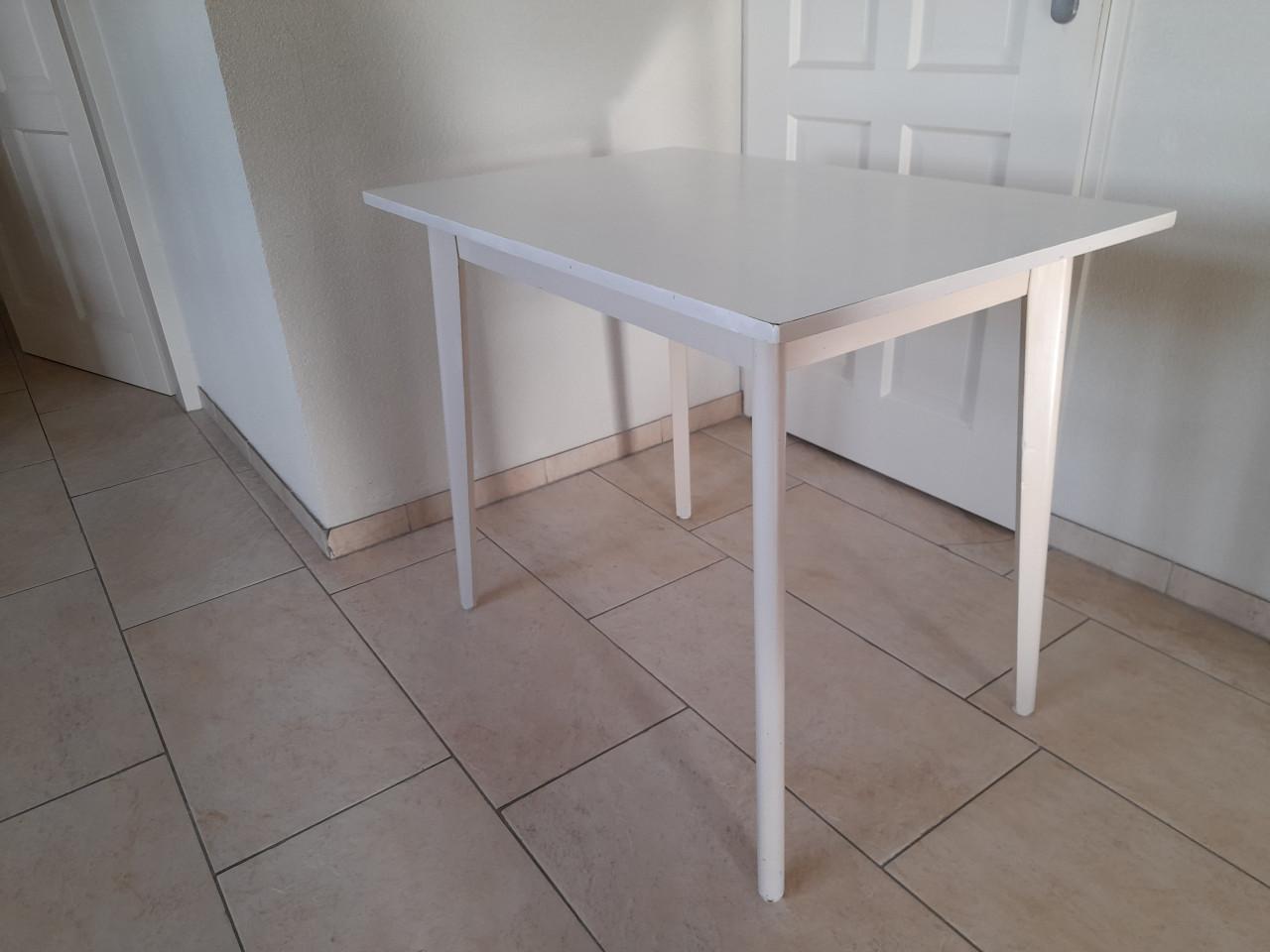 Tafel 60 x 92 x 74,5 Hoog (in goede staat )