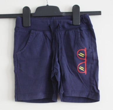 Blauwe korte broek met zonenbril detail maat 98
