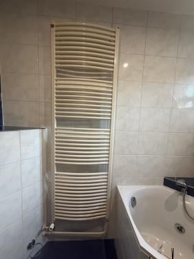 Witte handdoekradiator voor badkamer