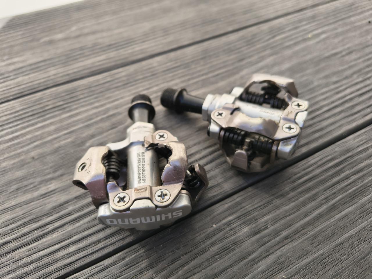 Set Shimano SPD pedalen, met schoenplaatjes.