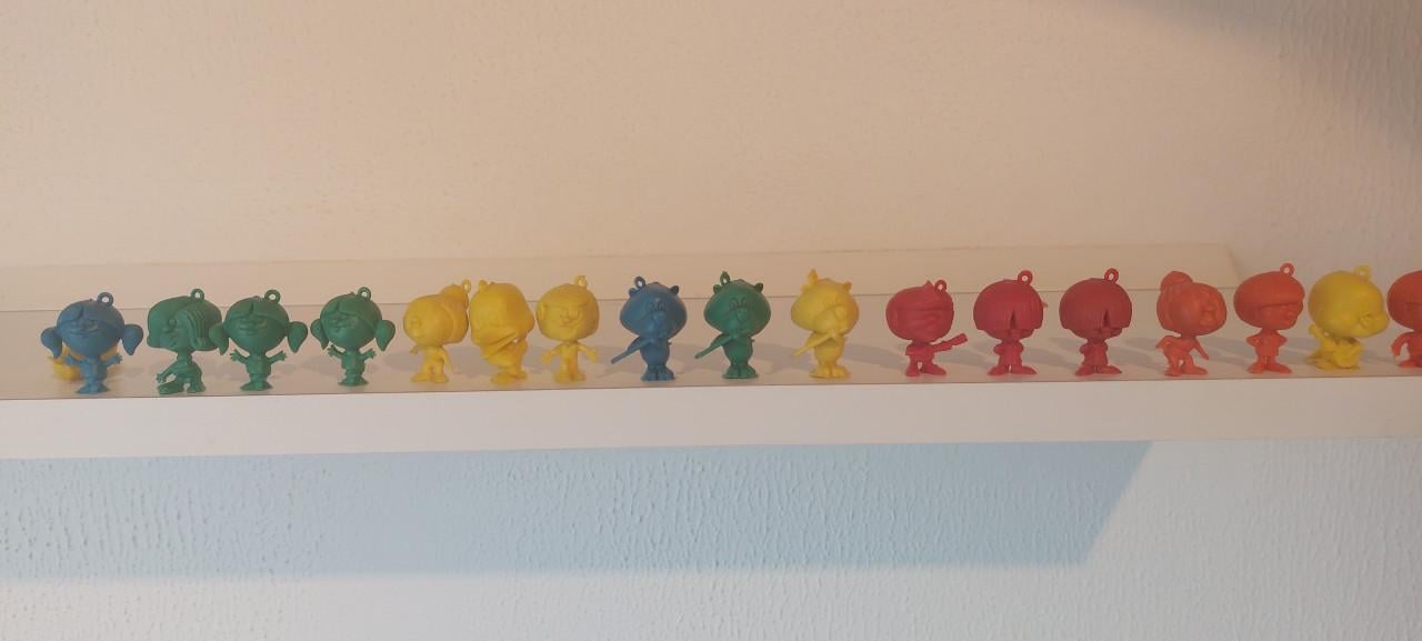 Te koop 18 stuks Dunkin Beatniks plastic poppetjes uit 1971