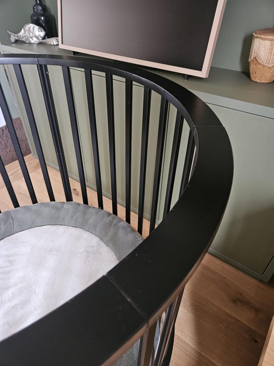 Ronde zwarte baby box met deksel en Boxmatras.