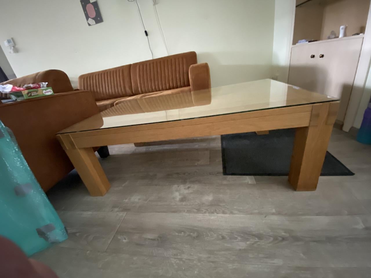 Licht eiken salontafel met glasplaat