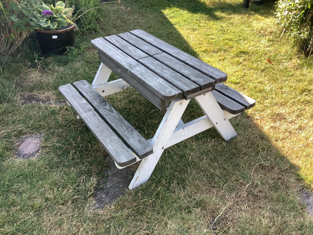 Kinder picknicktafel met de mogelijkheid zand of water in de bak te doen.