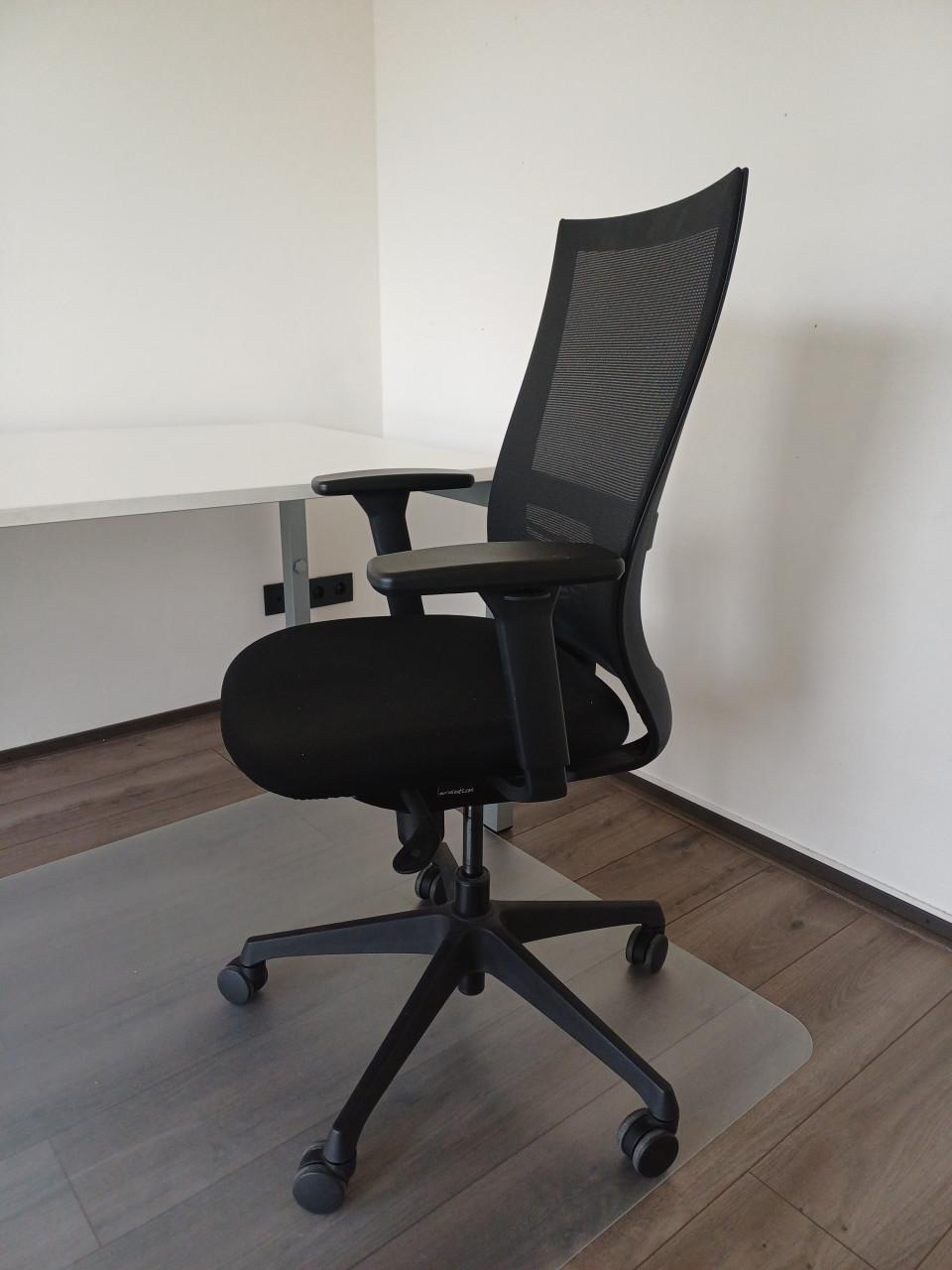 Bureau, bureaustoel en stoelmat