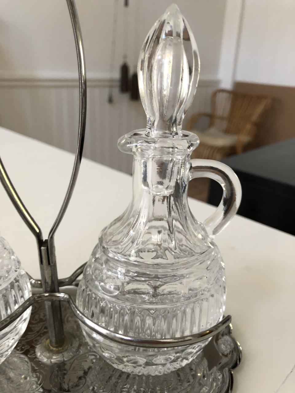 Mooi brocante olie/azijn stelletje in bewerkt metalen houdertje