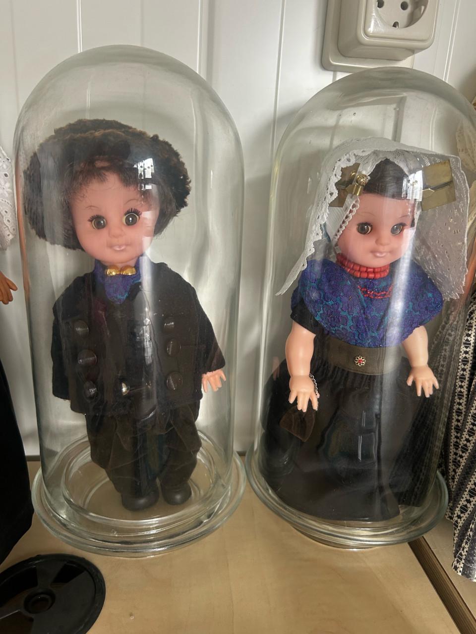 Bevelandse klederdracht poppen in stolp