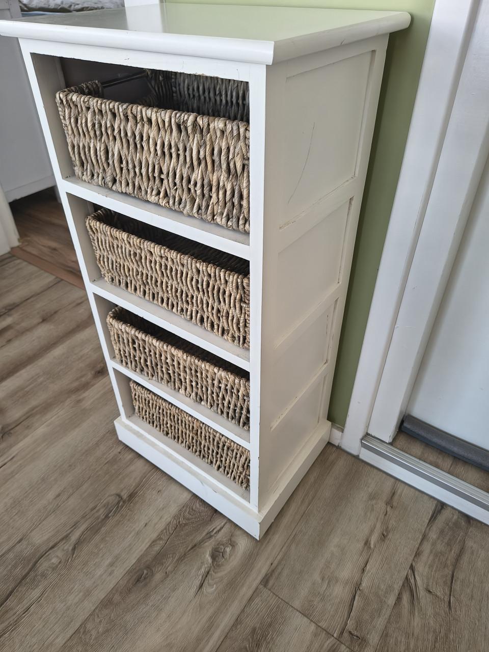 Prachtige witte houden vakken kast met rieten mandjes!