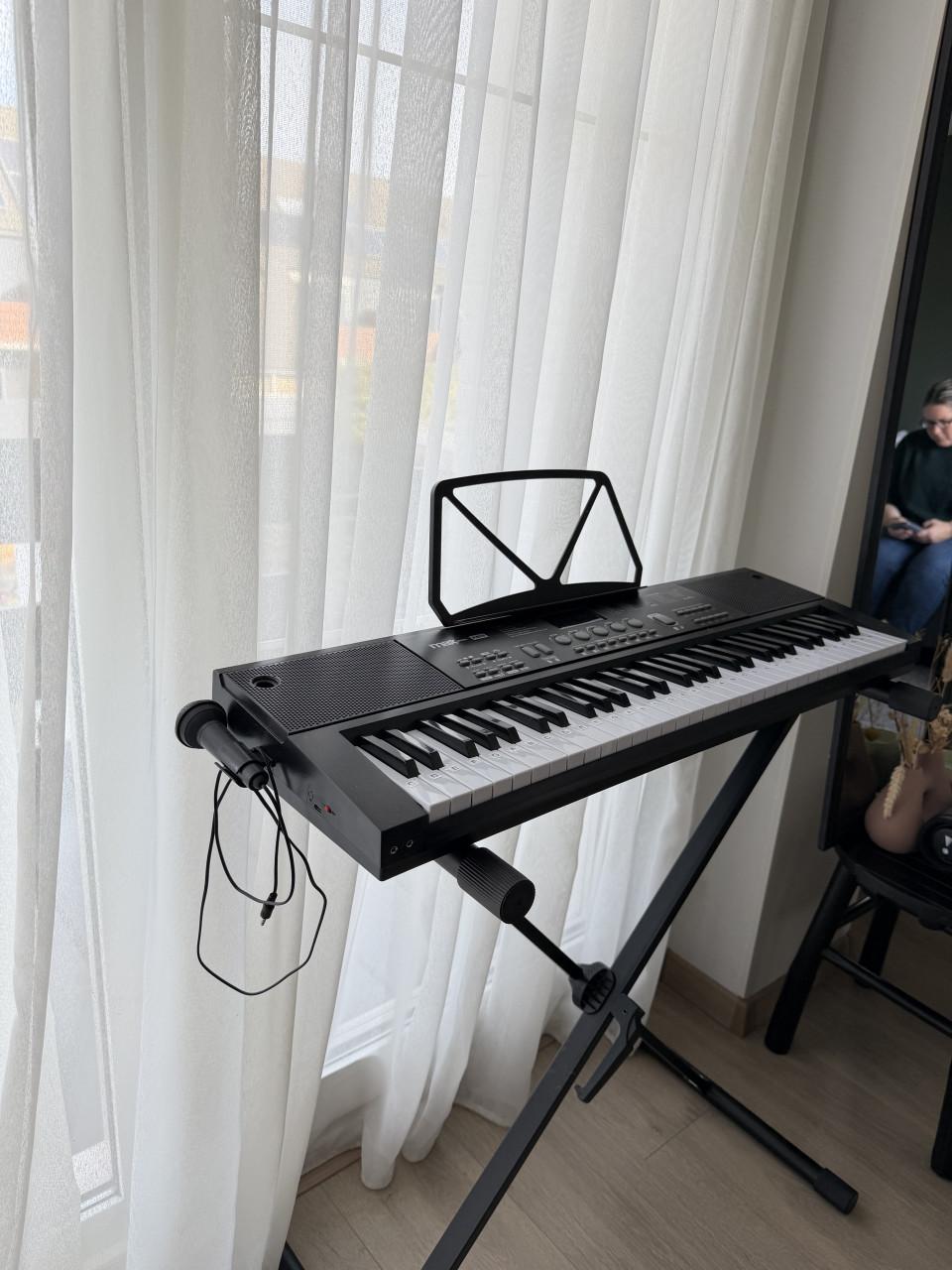 **MAX KB15 keyboard met standaard – zo goed als nieuw**