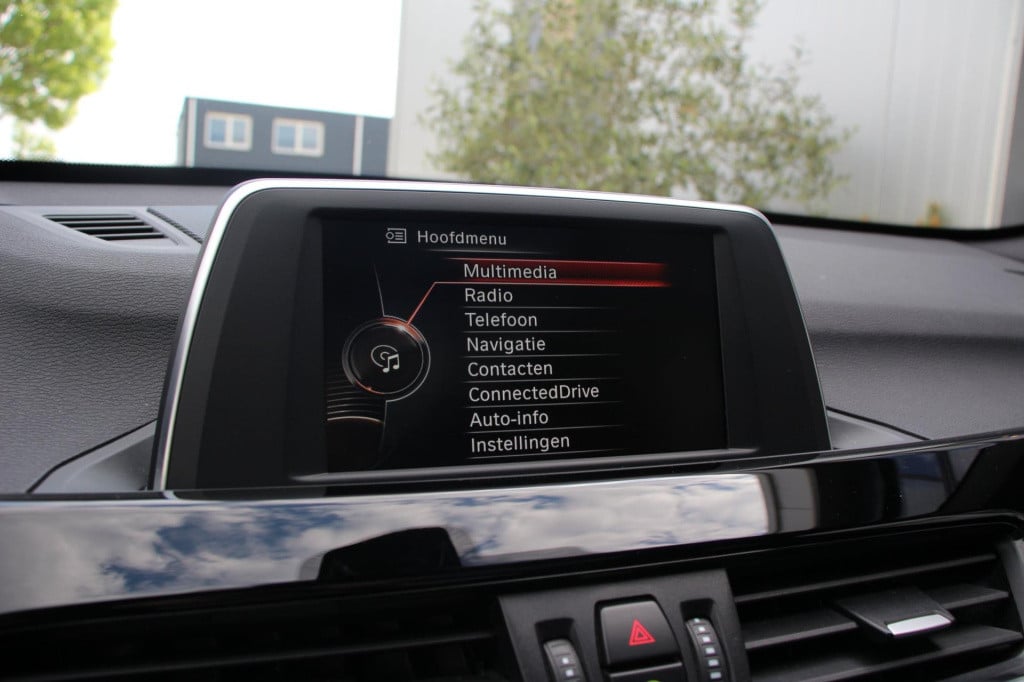 BMW X1 xdrive20i sport line automaat - led - pano - navi - stoel verw - cru