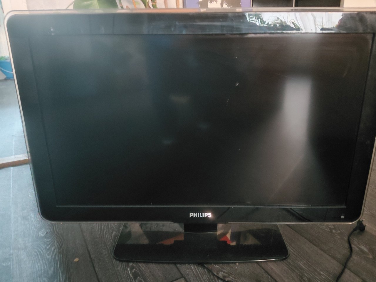 Te koop Philips flatsscreen tv 82 cm breed