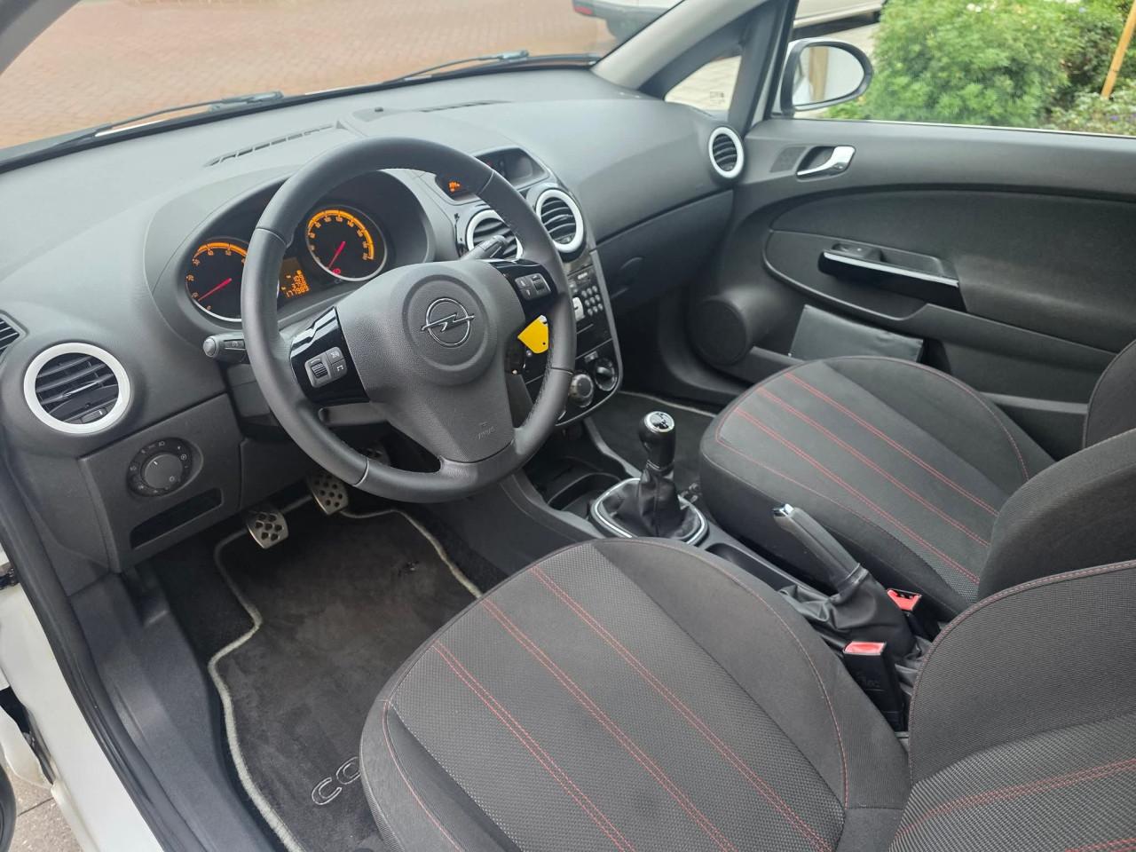 Tekoop zeer mooie Opel Corsa 1.4i 16V  Black and  White