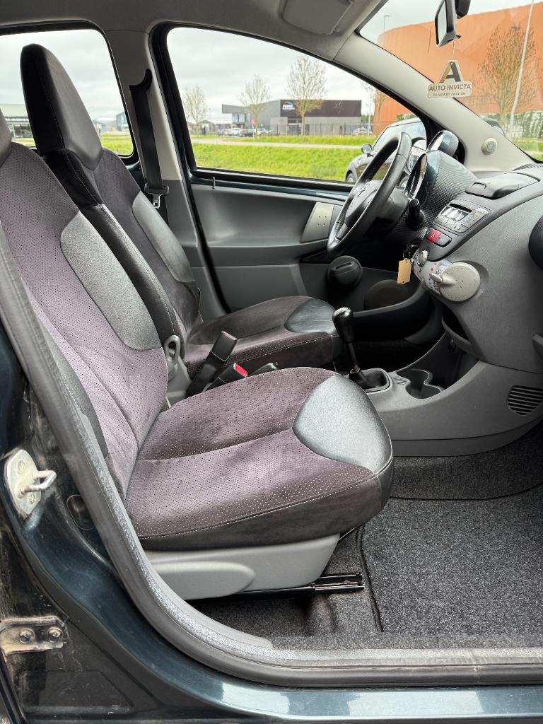 Toyota Aygo 1.0-12v aspiration green navigator