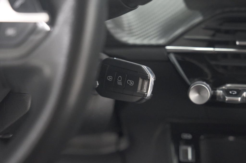 Peugeot 208 puretech 100 eat8 active | trekhaak | parkeersensoren | navigat