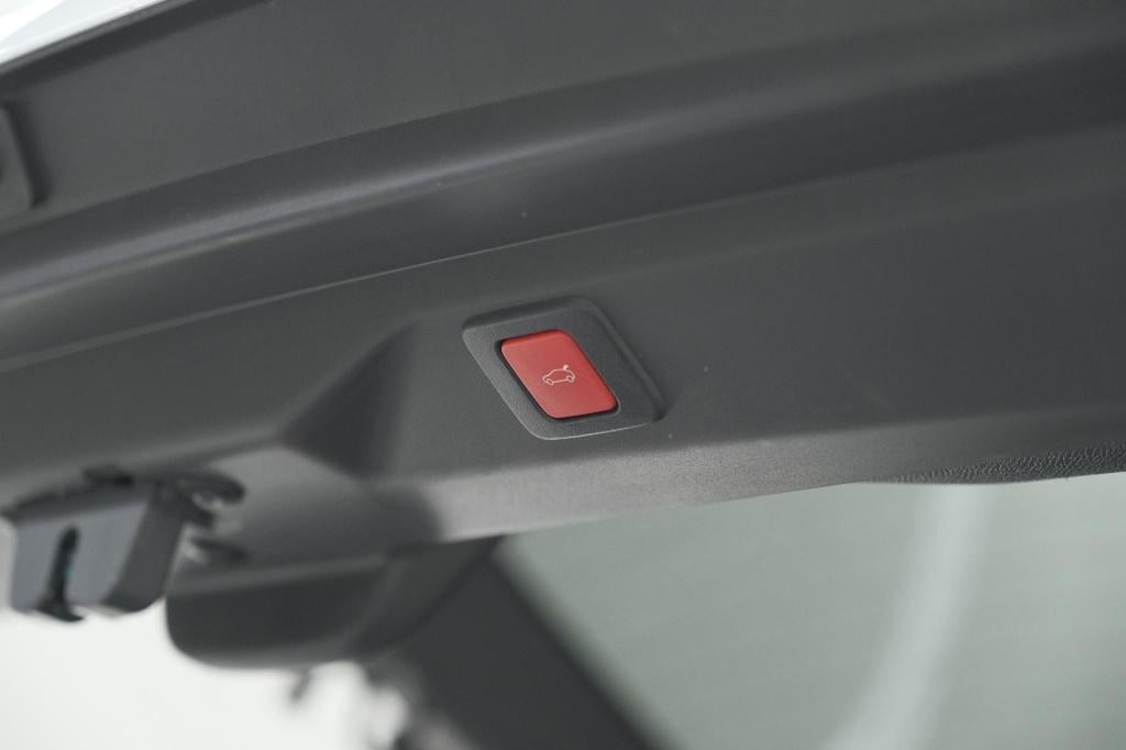 Peugeot 3008 1.2 hybrid 136 gt | panoramadak | focal audio | alcantara exec