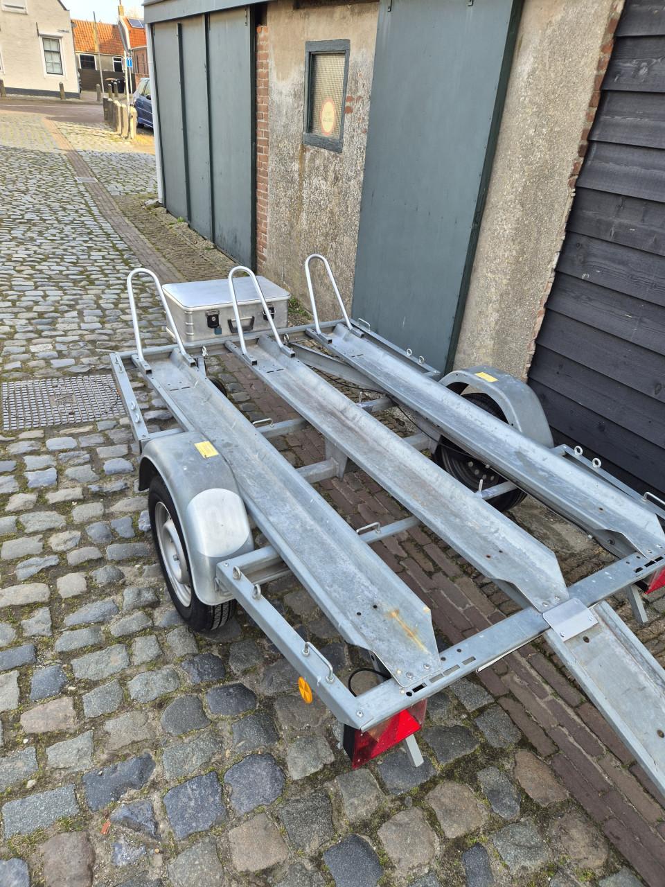 Motor aanhanger - motortrailer voor 3 motoren -  te huur