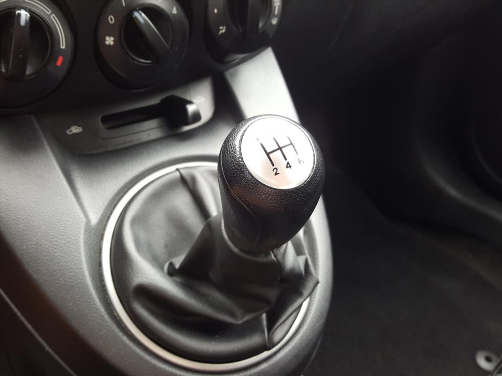 Mazda 2 1.3 63kw 5 drs ts | airco | climate control | radio | lm-velgen 15'